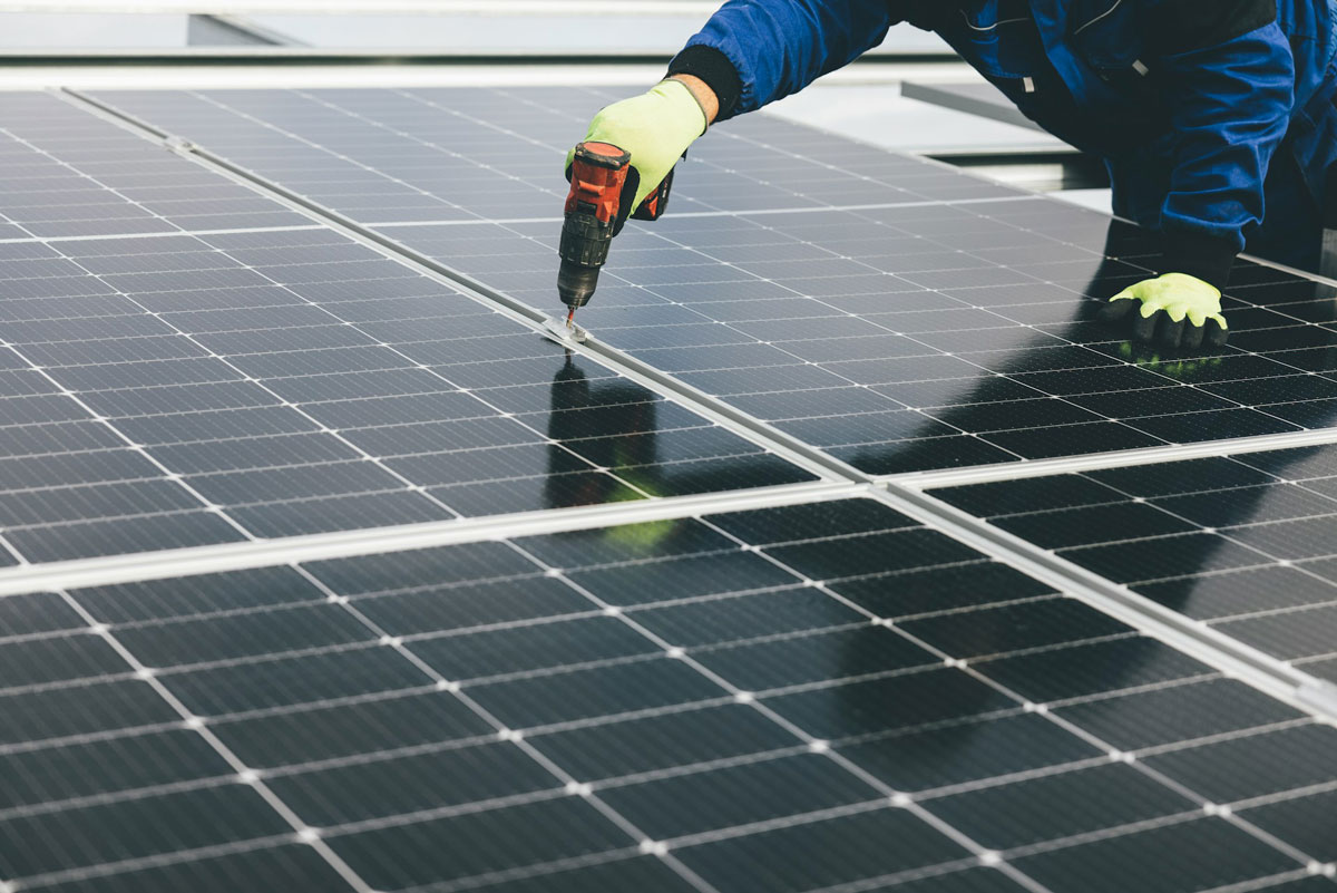 Arbeiter an einem Solarpanel
